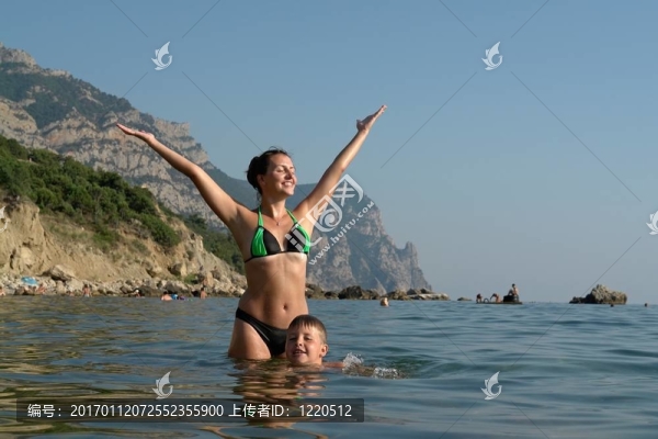 海灘上的家庭