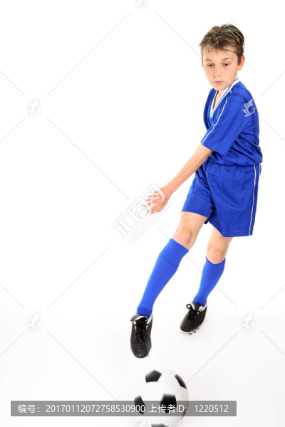 孩子踢球
