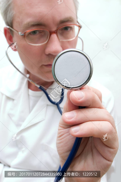 用聽(tīng)診器聽(tīng)-匯圖網(wǎng) www.fosd68.com 用聽(tīng)診器聽(tīng)