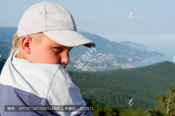 男孩對山