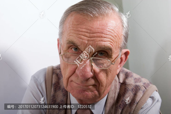嚴(yán)重的老人