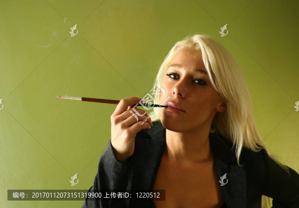 帶香煙的女孩