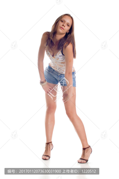 穿著短褲的漂亮女孩