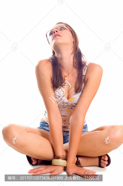 穿著短褲的漂亮女孩