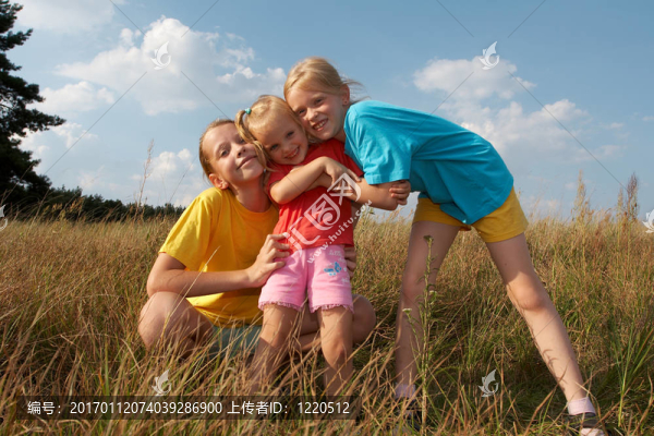 草地上的孩子們