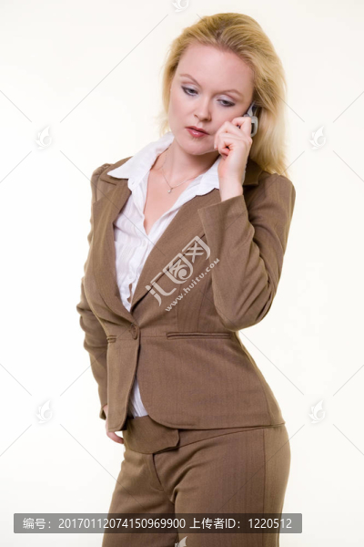 穿棕色西裝的女人