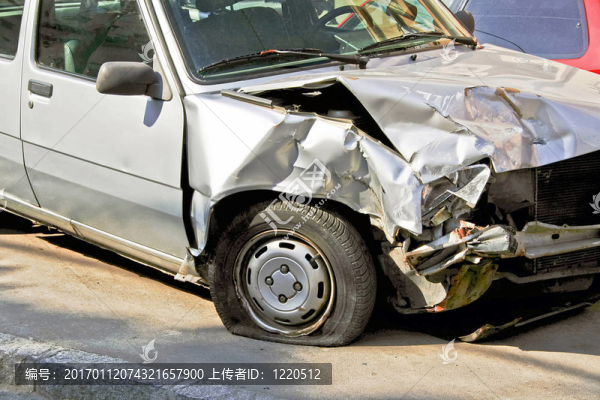 撞毀的汽車