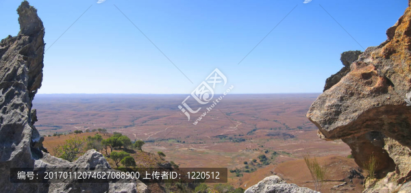 兩個山峰之間的峽谷觀；Isalo公園；馬達(dá)加斯加；Panoramique