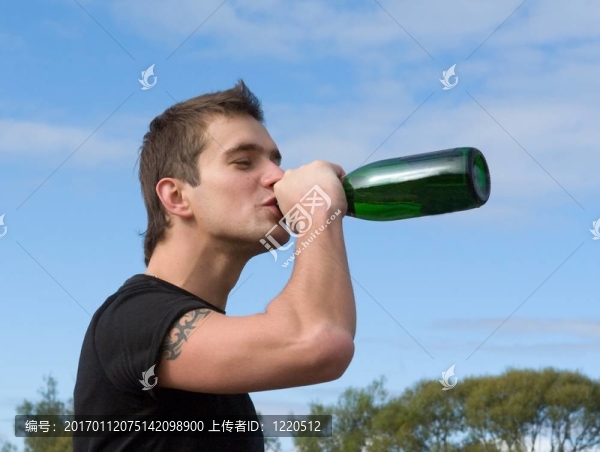 男人喝了酒