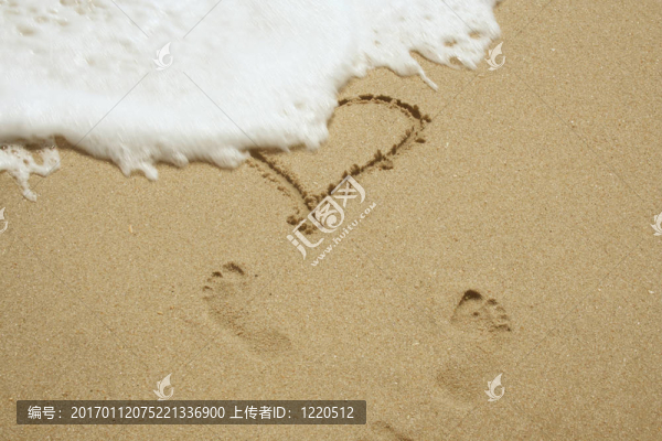 沙子里的心和腳印
