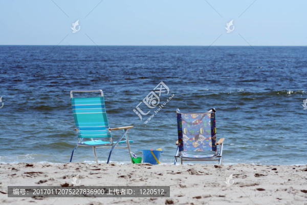 海洋附近的沙灘椅