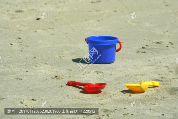 海灘上的鏟子和桶