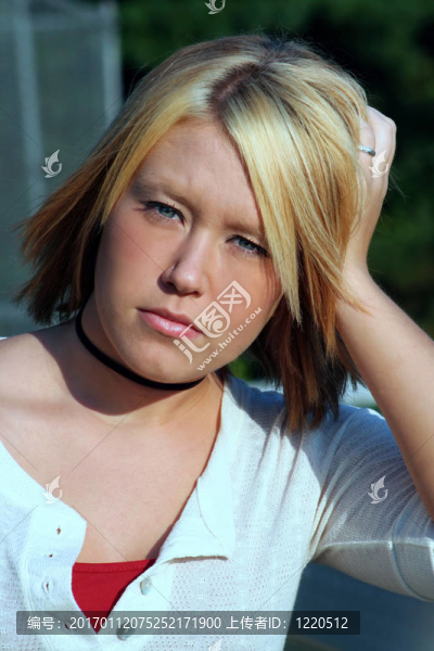 年輕金發(fā)女人戶外