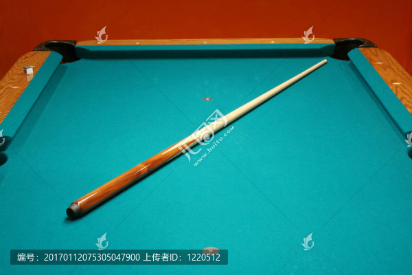 球桿桿放在臺(tái)球桌上