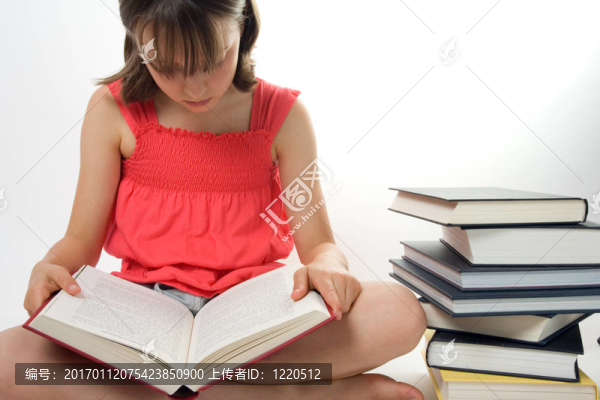 讀書的年輕女孩