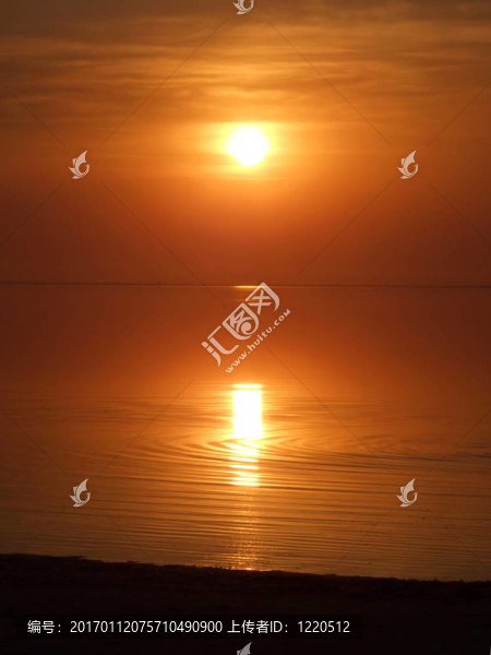 橙色的日落在一個安靜的海灣