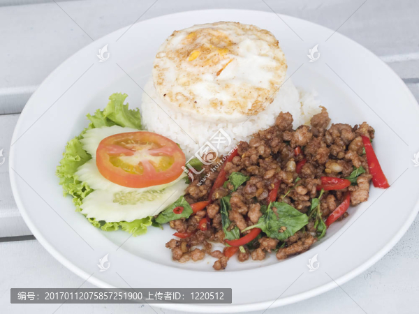 泰國食品；豬肉羅勒