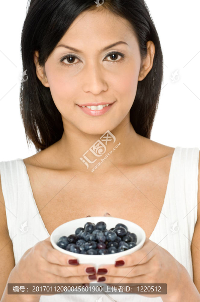女人與藍(lán)莓