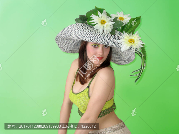 美麗的微笑的女孩，她的帽子里的花