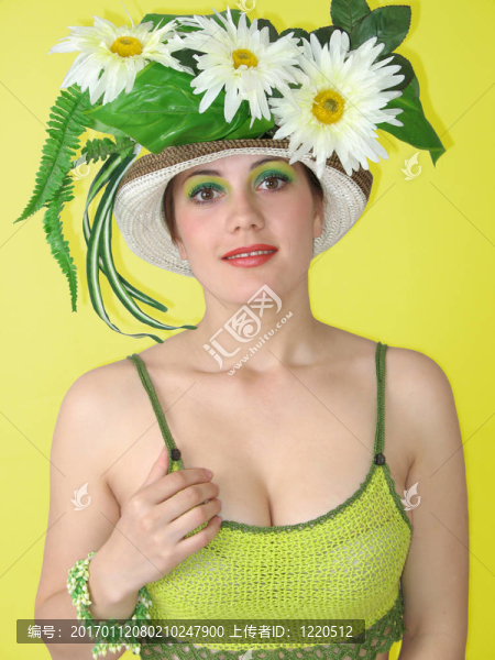 美麗的微笑的女孩，她的帽子里的花