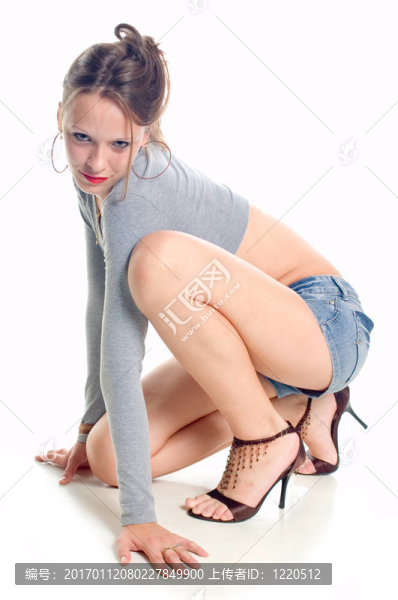 穿著短褲的漂亮女孩