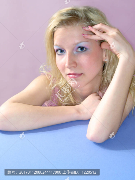 金發(fā)藍(lán)眼睛的金發(fā)女郎