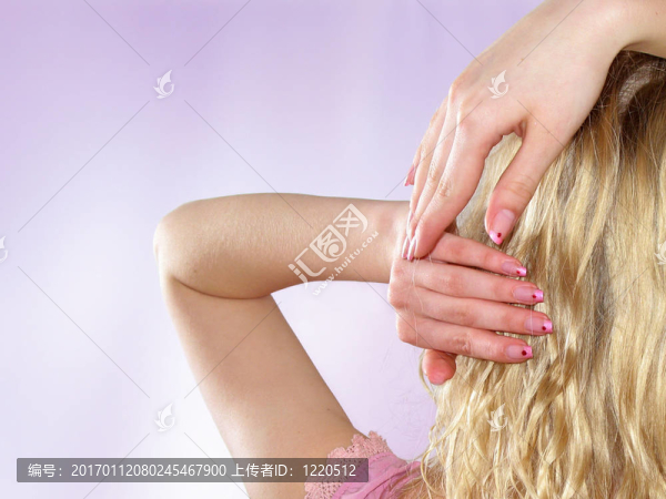 美麗的少女的手
