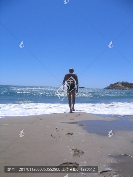 男人在海灘上
