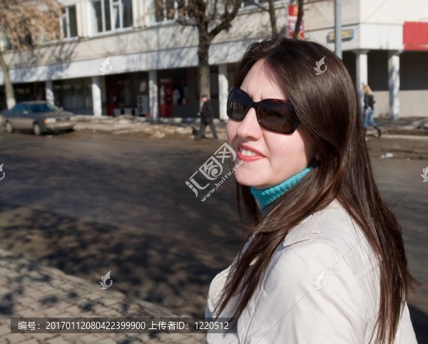 城市街上的女人