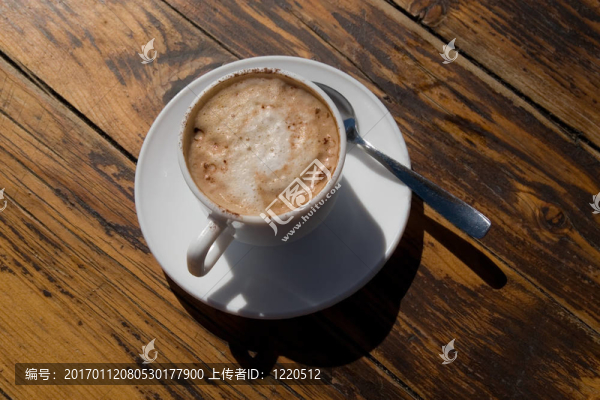 一杯卡布奇諾咖啡桌上