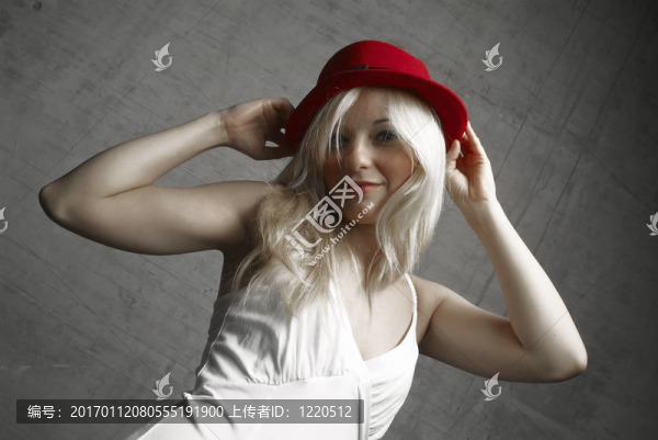 戴帽子的站著的女人