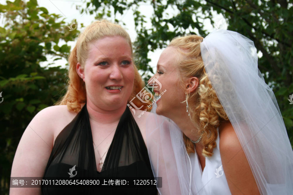 快樂的新娘和妹妹