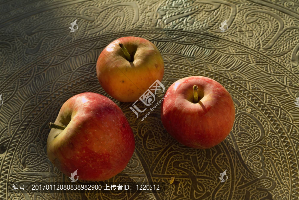 三個(gè)紅色有機(jī)蘋果