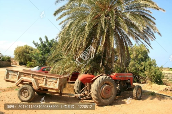 舊拖拉機(jī)