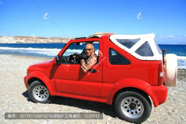 穿紅色吉普車的人