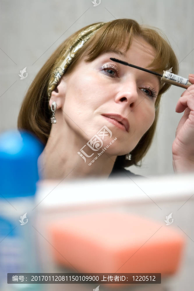 成熟的女人把睫毛膏