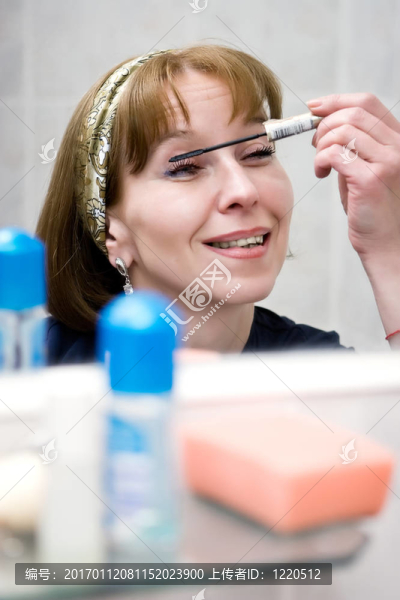 成熟的女人把睫毛膏