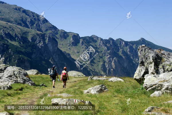 一個攀登高山的團(tuán)隊(duì)