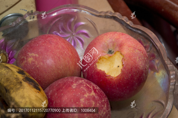 被老鼠啃咬過(guò)的蘋果和香蕉