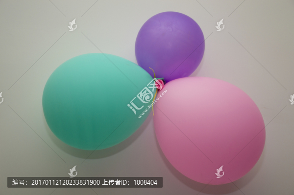 白色墻壁上彩色的氣球婚慶