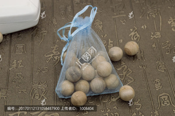 藍(lán)色袋子裝著的龍腦芳樟