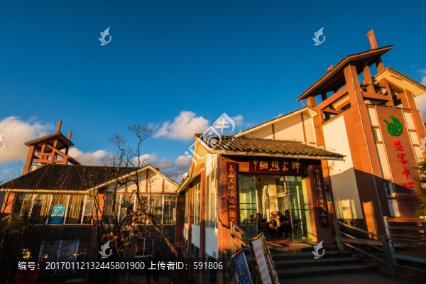 夕陽下的轎子山游客中心