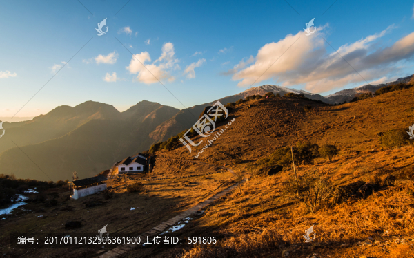 夕陽(yáng)下的轎子雪山風(fēng)光