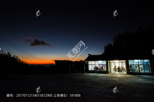 雪山驛站夜景