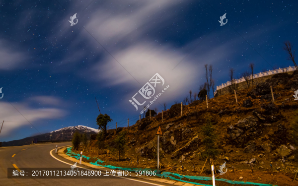 星空下的雪山公路