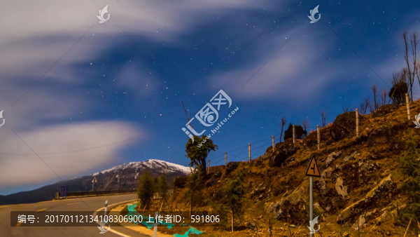 星空下的雪山公路