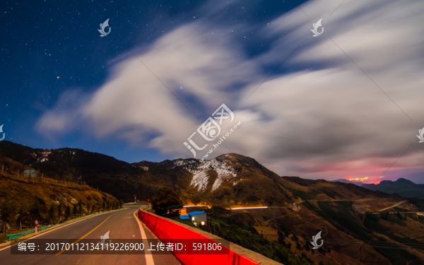 星空下的雪山公路