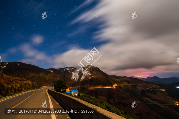 星空下的雪山公路