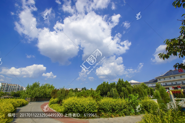 藍(lán)天白云城市風(fēng)光