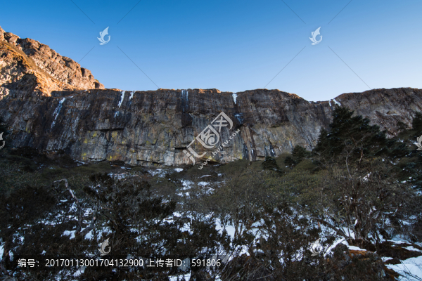 轎子雪山絕壁仰視